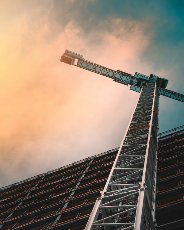 Grúa torre en una obra de Índico