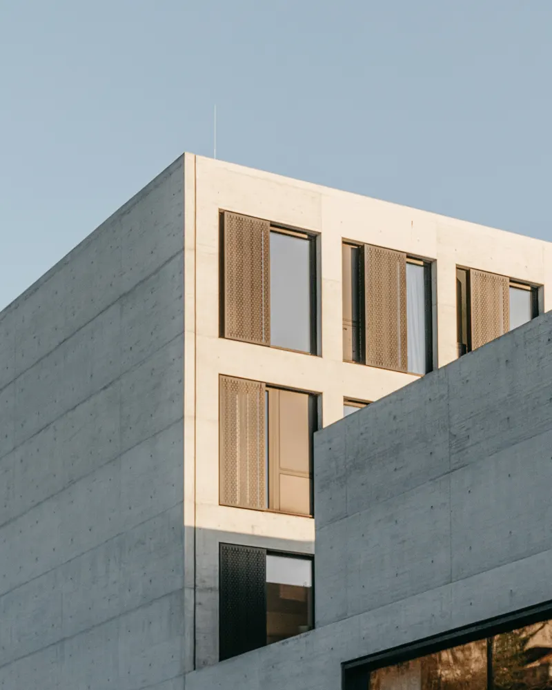 Edificio de concreto aparente terminado