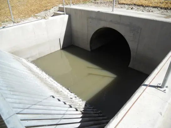 Recepción de aguas negras del colector al cárcamo de bombeo