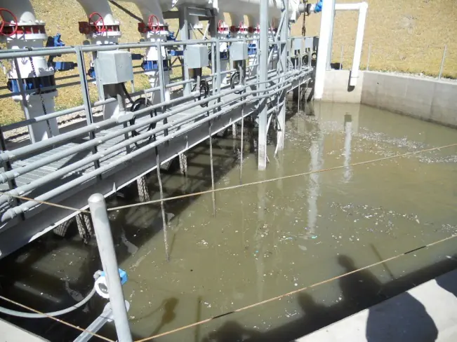 Agua cribada con residuos que se retiran en el siguiente paso