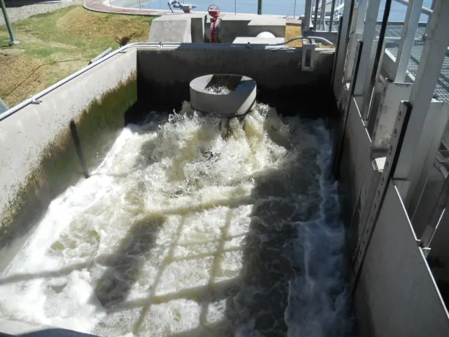 Bombeo de agua cruda del cárcamo a la rompedora de presión