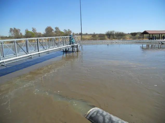 Mezcla de aguas que pasa por gravedad a los reactores biológicos