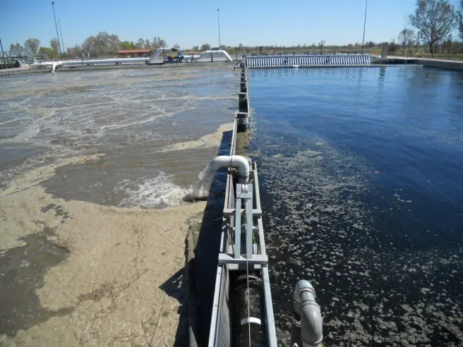 Cortina que separa el agua clarificada del agua en oxigenación