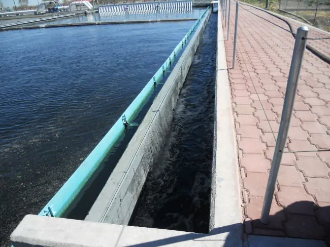 Canal de agua clarificada con flujo por gravedad