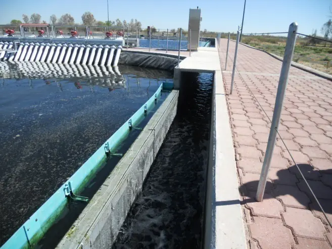 Canal de agua clarificada hacia la desinfección