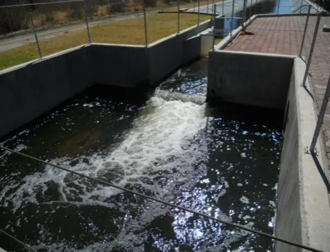Agua tratada en la línea efluente