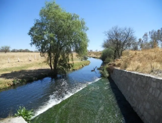 Disposición final del agua tratada en el cauce del río