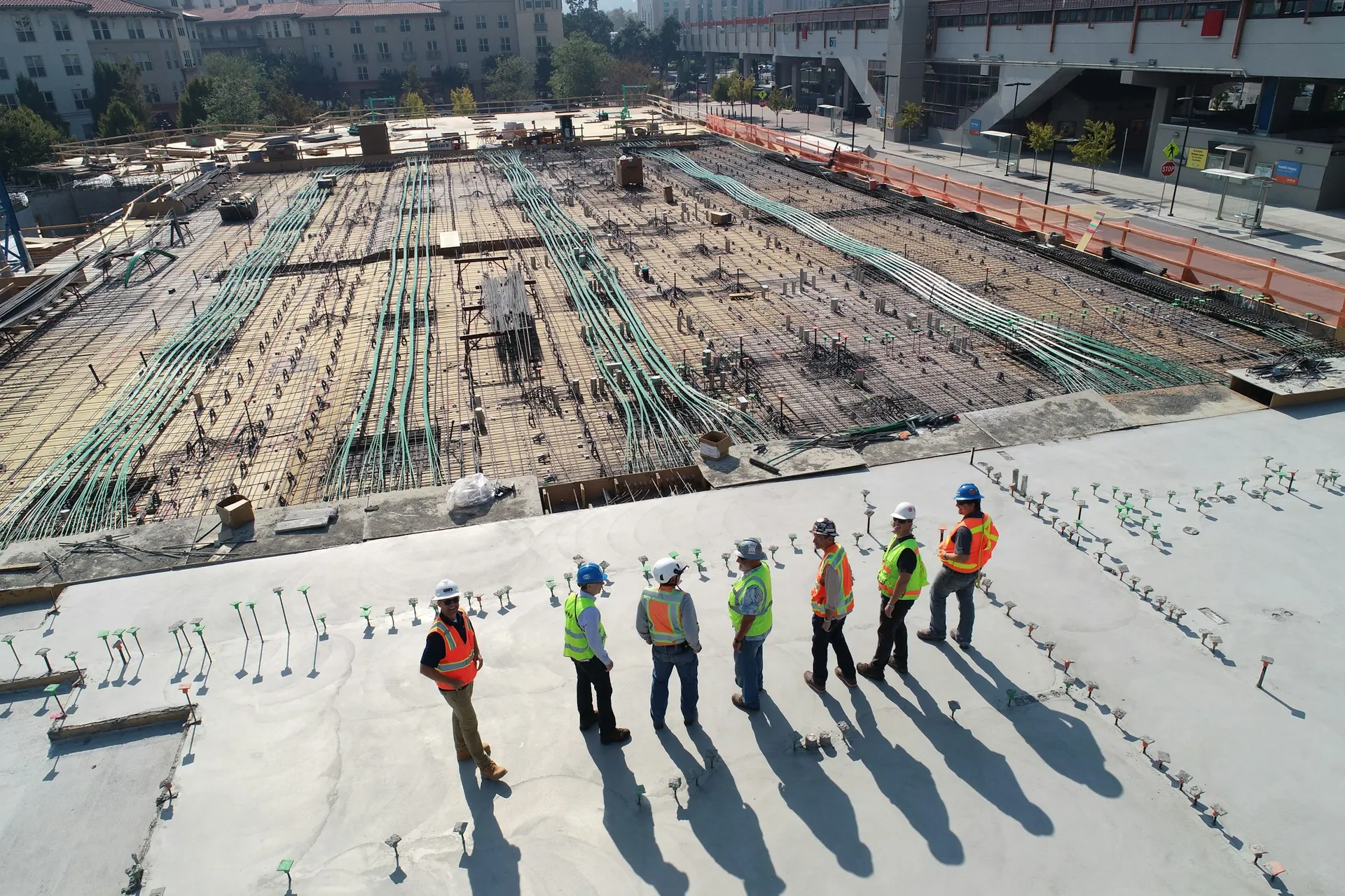 Equipo de obra de Índico recorriendo una losa en construcción
