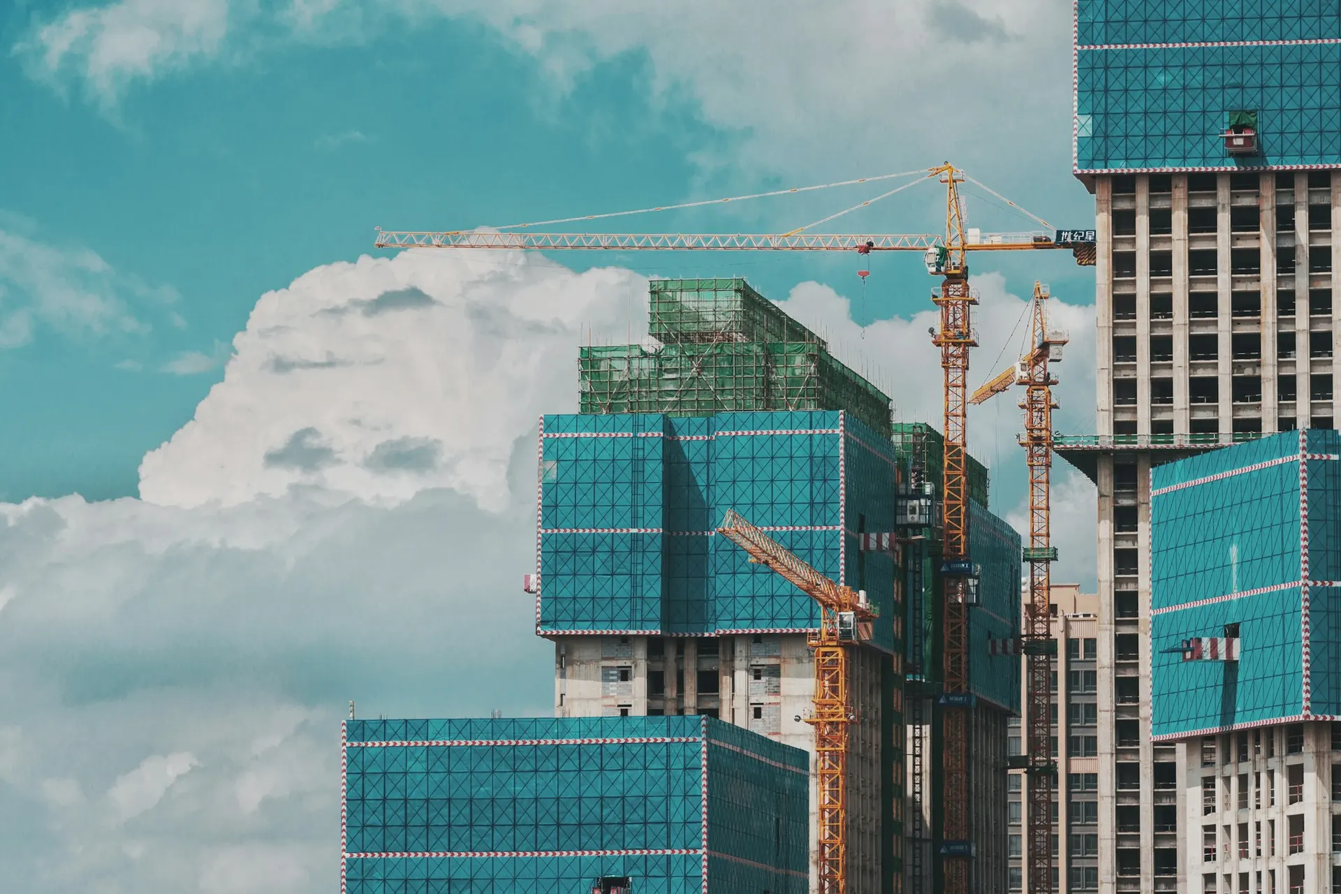 Torres en construcción con grúas para un proyecto de uso mixto